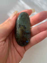 Load image into Gallery viewer, Labradorite Palm Stone