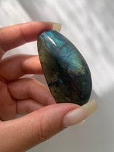 Load image into Gallery viewer, Labradorite Palm Stone