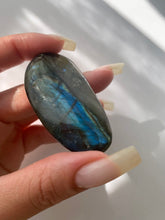 Load image into Gallery viewer, Labradorite Palm Stone