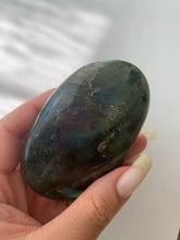 Load image into Gallery viewer, Labradorite Palm Stone