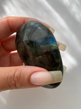 Load image into Gallery viewer, Labradorite Palm Stone